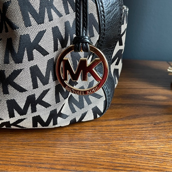 Micheal Kors Handbag - Picture 5 of 7